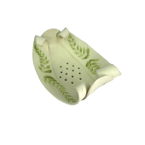 Hilborn Footed Ceramic Berry Bowl With Leaf Design - Picture 9 of 10